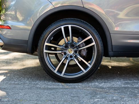 Used 2016 Porsche Cayenne w/ Premium Package image 14