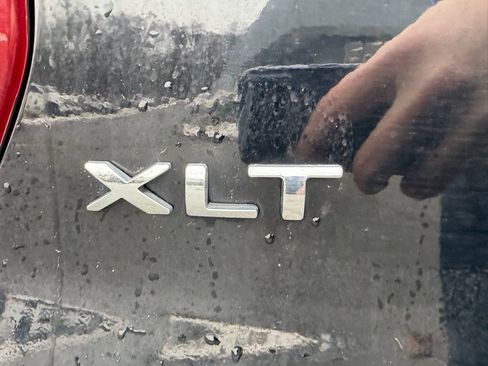 Used 2018 Ford Explorer XLT image 9