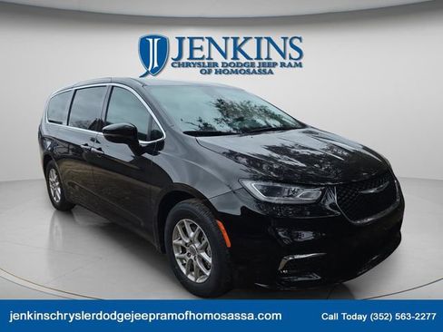 Certified 2024 Chrysler Pacifica Touring-L image 7