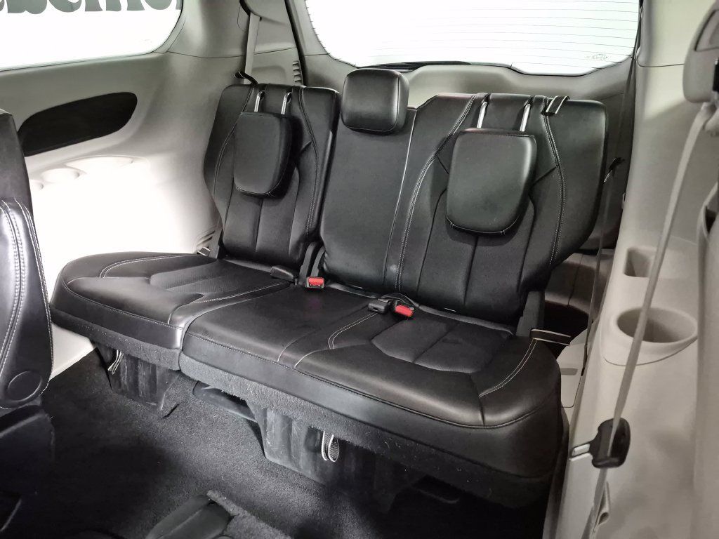 Used 2024 Chrysler Pacifica Touring-L FWD image 25
