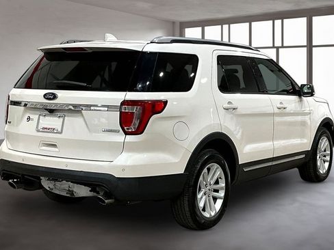 Used 2017 Ford Explorer XLT image 2