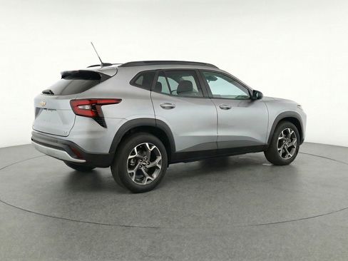 Used 2025 Chevrolet Trax LT w/ LT Convenience Package image 9