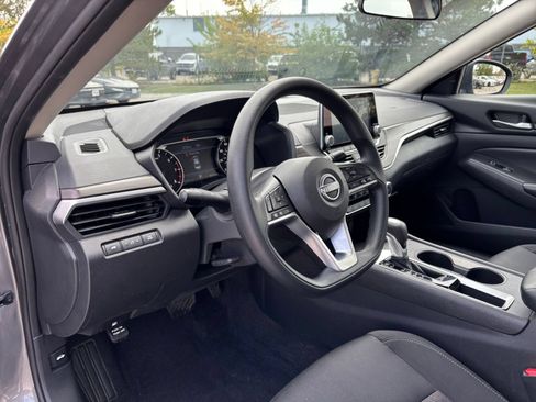Used 2025 Nissan Altima 2.5 SV FWD image 34