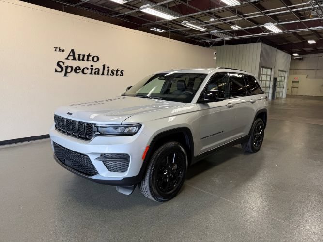 Used 2025 Jeep Grand Cherokee Altitude AWD/4WD image 1