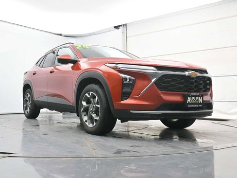 Used 2024 Chevrolet Trax LT w/ Driver Confidence Package FWD image 18
