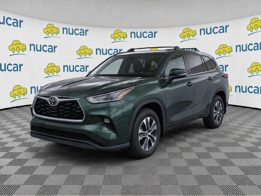 Used 2023 Toyota Highlander XLE AWD/4WD image 1