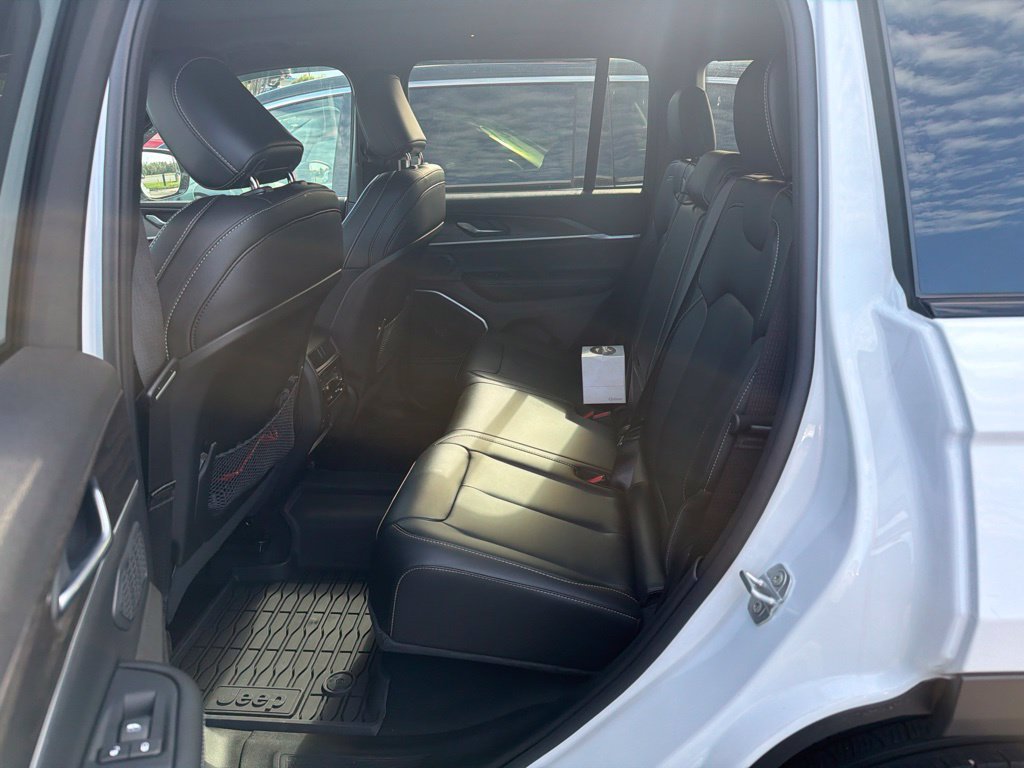 Used 2026 Jeep Grand Cherokee Limited w/ Limited Altitude Package AWD/4WD image 9
