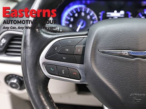 Used 2020 Chrysler Pacifica Touring-L FWD image 15