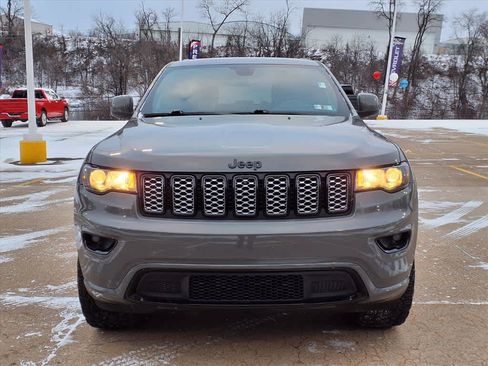 Used 2022 Jeep Grand Cherokee Laredo X image 3