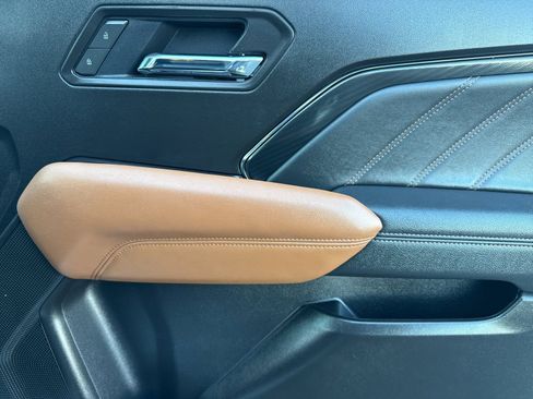 Used 2025 GMC Canyon AT4 w/ Nightfall Edition image 18