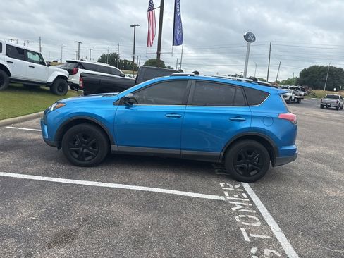 Used 2018 Toyota RAV4 LE FWD image 7