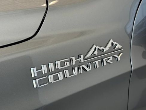 Used 2025 Chevrolet Suburban High Country AWD/4WD image 30