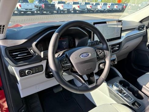 Used 2024 Ford Escape SE w/ Class II Trailer Tow Package FWD image 3