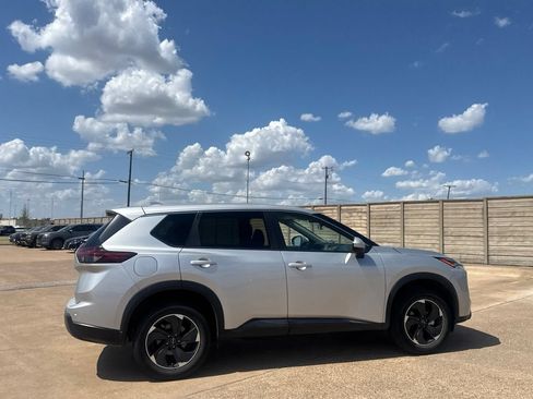 Certified 2025 Nissan Rogue SV FWD image 24