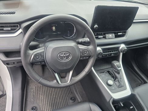 Used 2024 Toyota RAV4 XSE AWD/4WD image 17