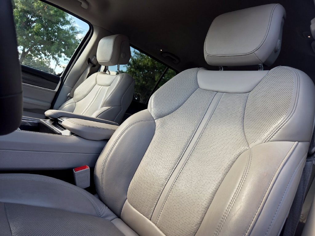 Used 2024 Jeep Wagoneer Series II w/ Flexible Seating Group RWD image 11