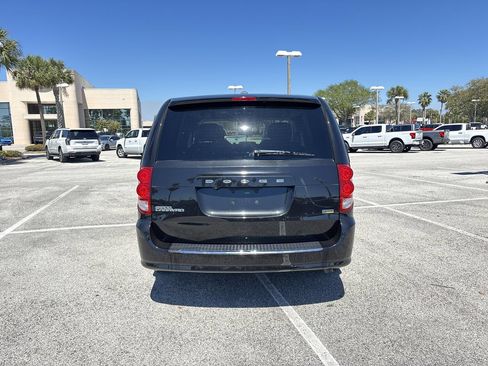 Used 2019 Dodge Grand Caravan SE w/ UConnect Hands-Free Group FWD image 4
