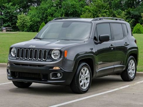 Used 2018 Jeep Renegade Latitude FWD image 3