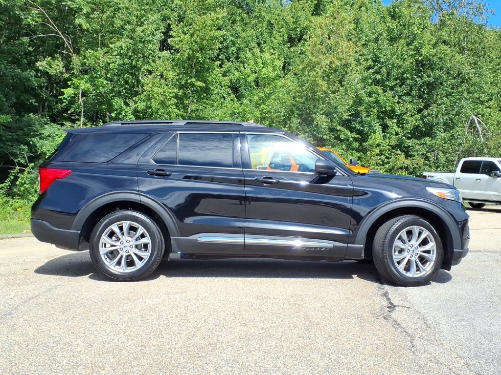 Certified 2023 Ford Explorer XLT w/ Equipment Group 202A AWD/4WD image 3