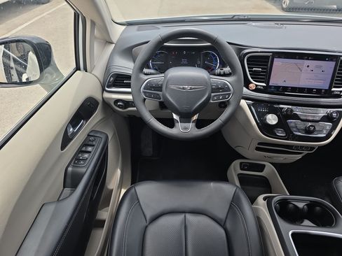 Used 2024 Chrysler Pacifica Limited FWD image 18