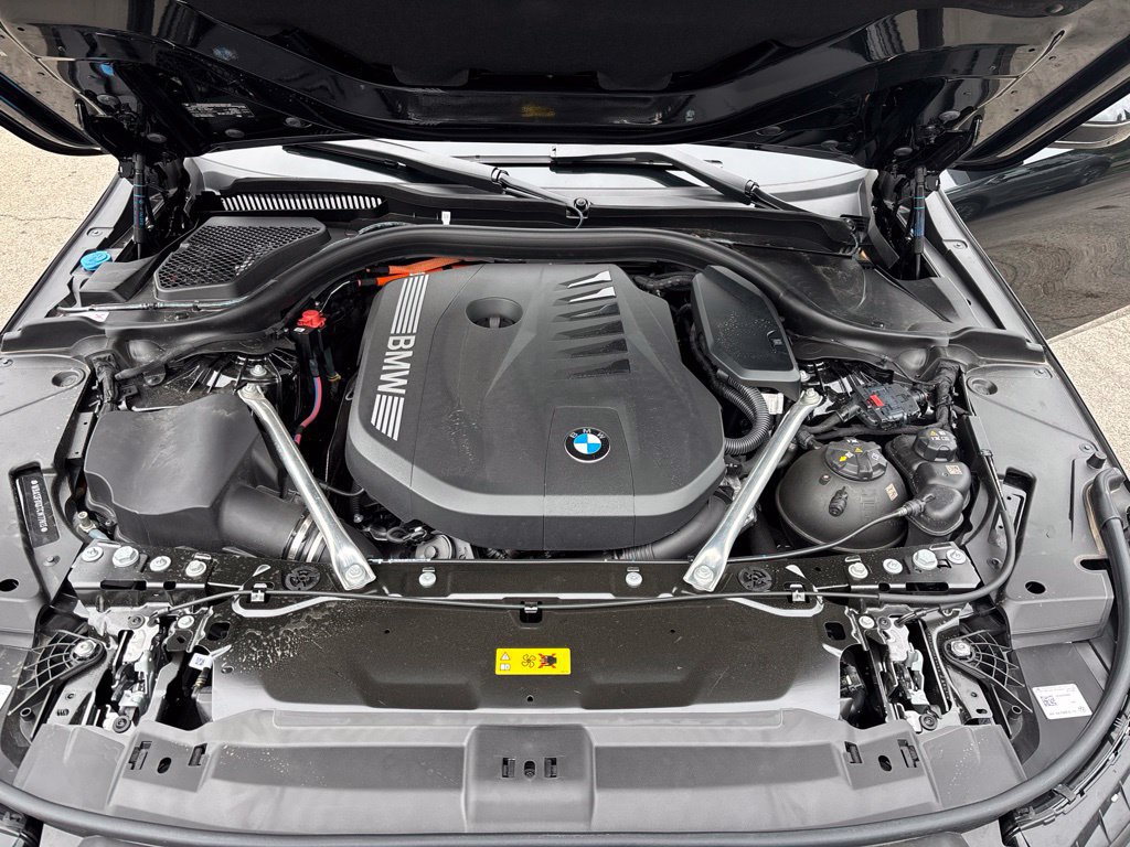 Used 2026 BMW 550e xDrive w/ Premium Package AWD/4WD image 11