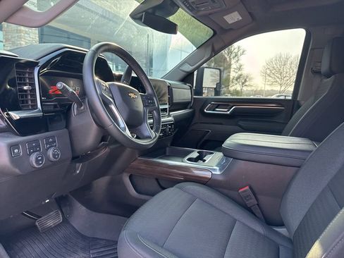 Used 2025 Chevrolet Silverado 2500 LT image 2