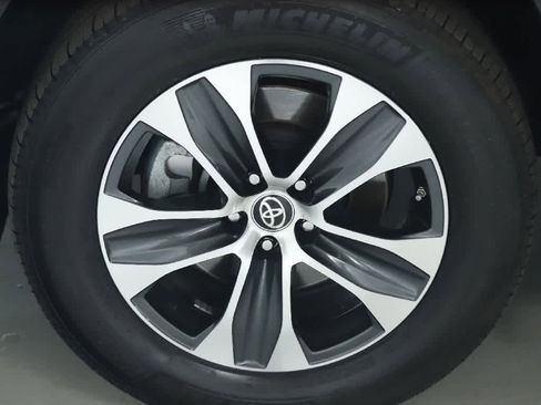 Used 2023 Toyota Highlander XLE AWD/4WD image 42