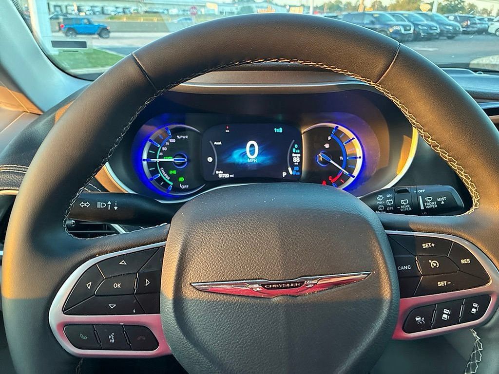 Used 2023 Chrysler Pacifica Touring-L FWD image 29