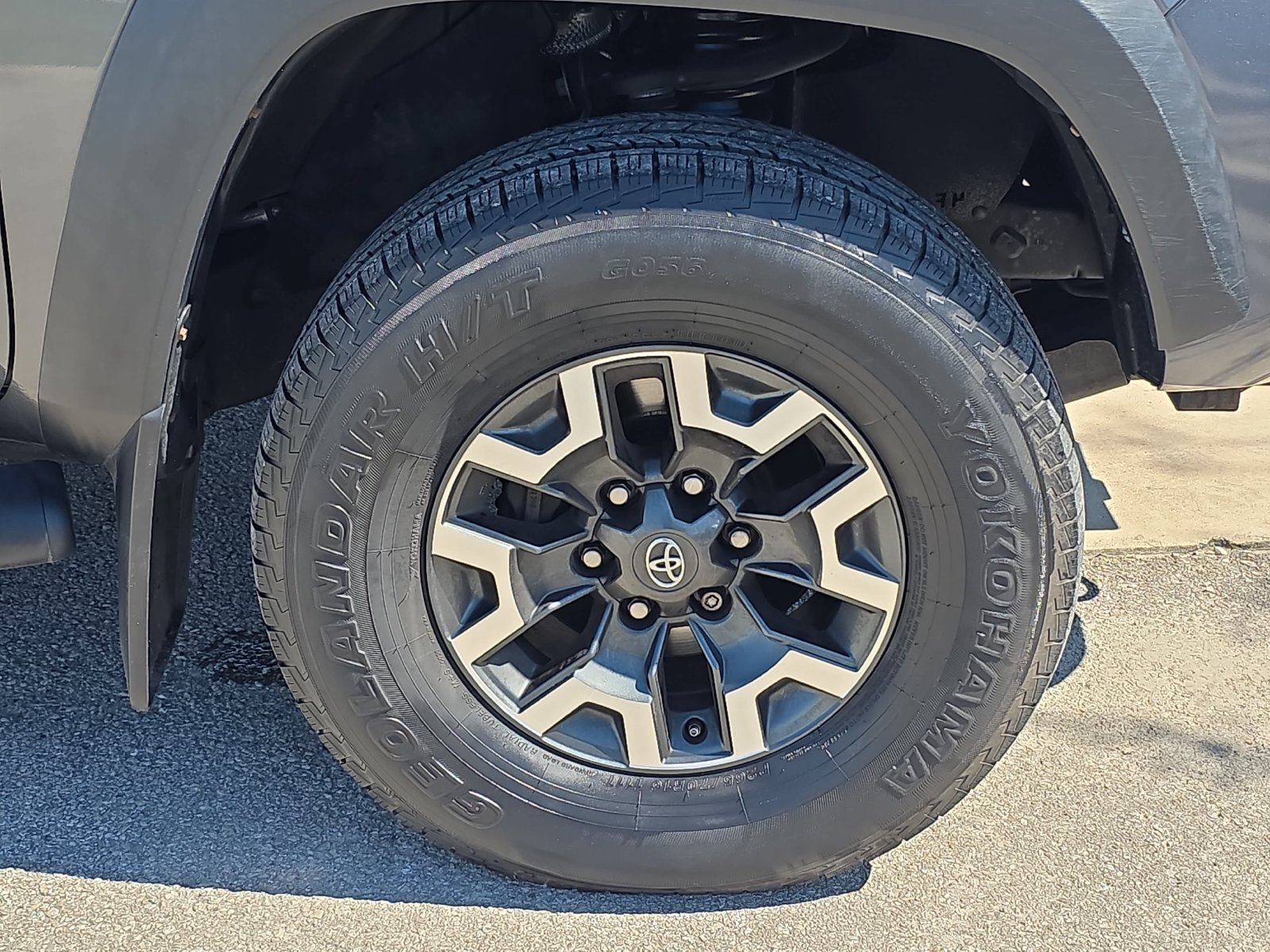 Used 2017 Toyota Tacoma TRD Off-Road w/ Premium & Technology Package AWD/4WD image 29