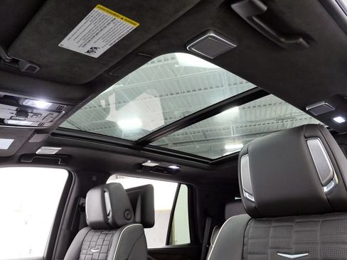 Used 2024 Cadillac Escalade Premium Luxury Platinum AWD/4WD image 37