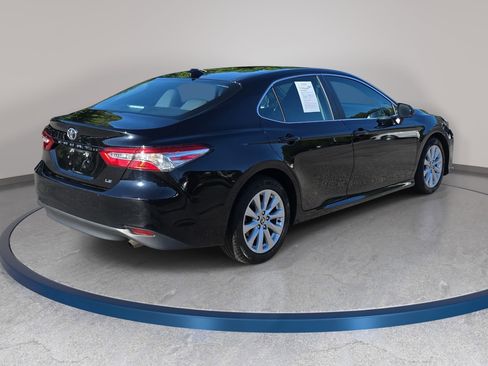 Used 2020 Toyota Camry LE FWD image 5