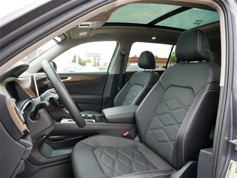 Certified 2025 Volkswagen Atlas SE image 16