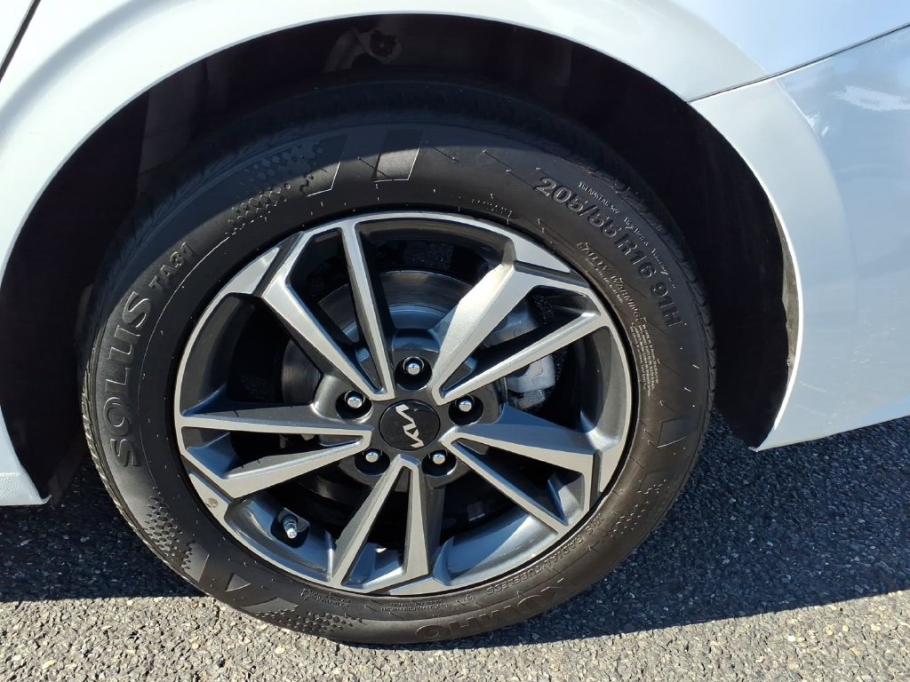 Used 2024 Kia Forte LXS w/ LXS Technology Package FWD image 17