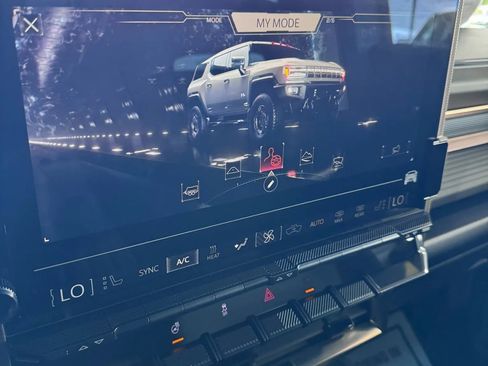 Used 2024 GMC Hummer EV 2X w/ LPO, Illumination Package image 41