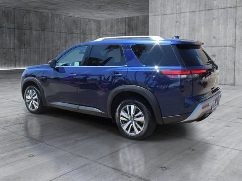 Used 2025 Nissan Pathfinder SL AWD/4WD image 3