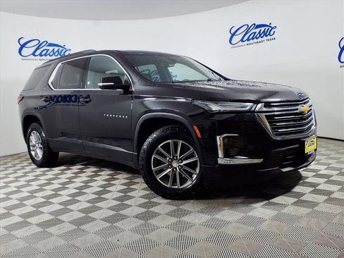 Used 2022 Chevrolet Traverse LT image 1