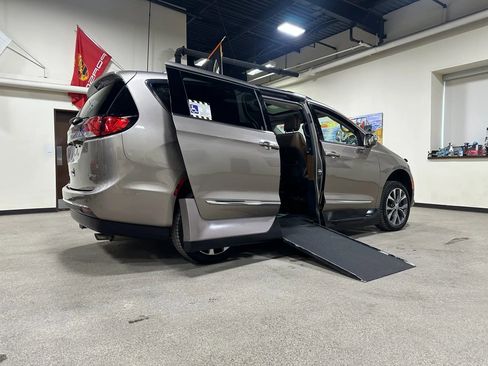 Used 2017 Chrysler Pacifica Limited w/ Advanced Safetytec Group image 56