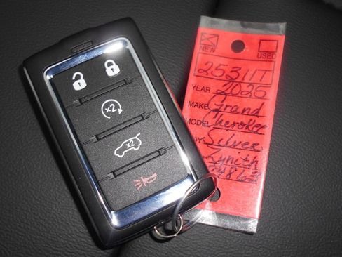 New 2025 Jeep Grand Cherokee Limited image 10