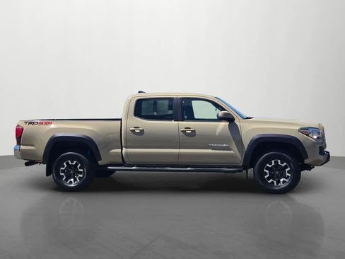 Used 2019 Toyota Tacoma TRD Off-Road AWD/4WD image 7