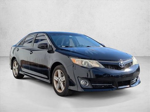 Used 2014 Toyota Camry SE image 3