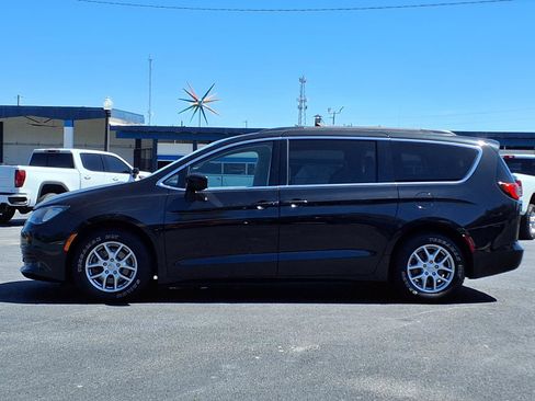Used 2020 Chrysler Voyager Lxi image 3