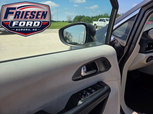 Used 2023 Chrysler Pacifica Touring-L FWD image 10