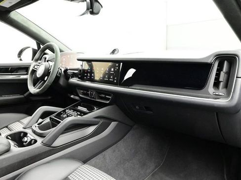 Certified 2024 Porsche Cayenne Coupe AWD/4WD image 19