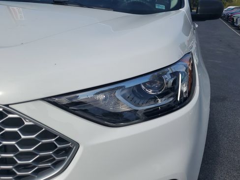 Used 2024 Ford Edge SE image 3