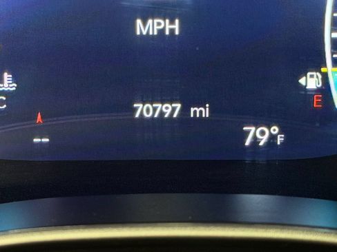 Used 2023 Chrysler Pacifica Touring-L FWD image 18