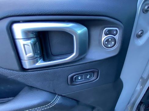 Used 2018 Jeep Wrangler Unlimited Sahara image 18