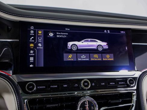 Used 2024 Bentley Flying Spur V8 image 28