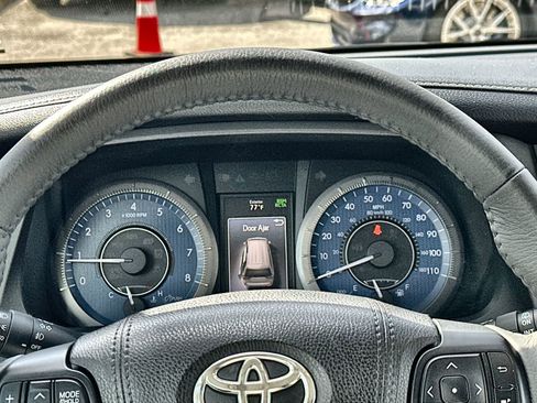 Used 2018 Toyota Sienna XLE Premium image 18