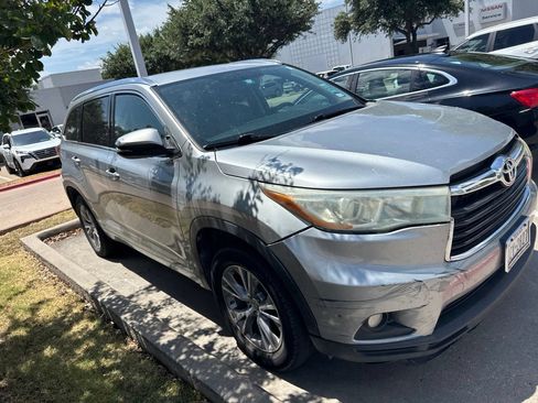Used 2015 Toyota Highlander XLE FWD image 2