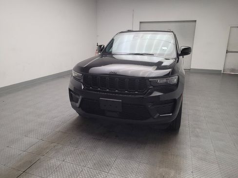Used 2023 Jeep Grand Cherokee Altitude AWD/4WD image 15